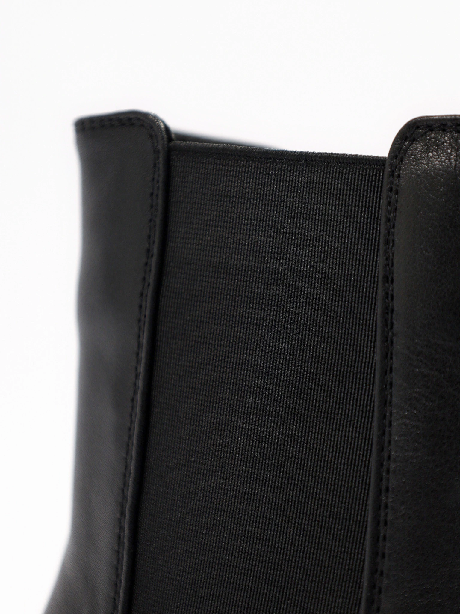 Ботильоны черного цвета на высоком круглом каблуке